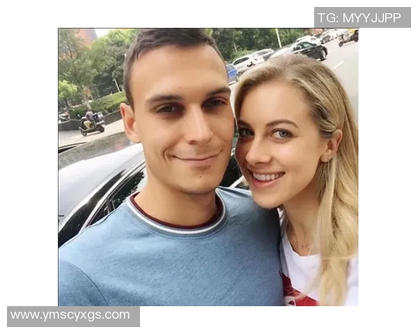 足球明星与宠物的温馨时刻:他们的场上风采与场外伙伴的故事