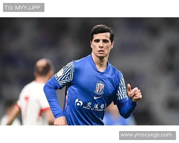 足球明星华丽西装亮相赛场展现风采与魅力引发球迷热议